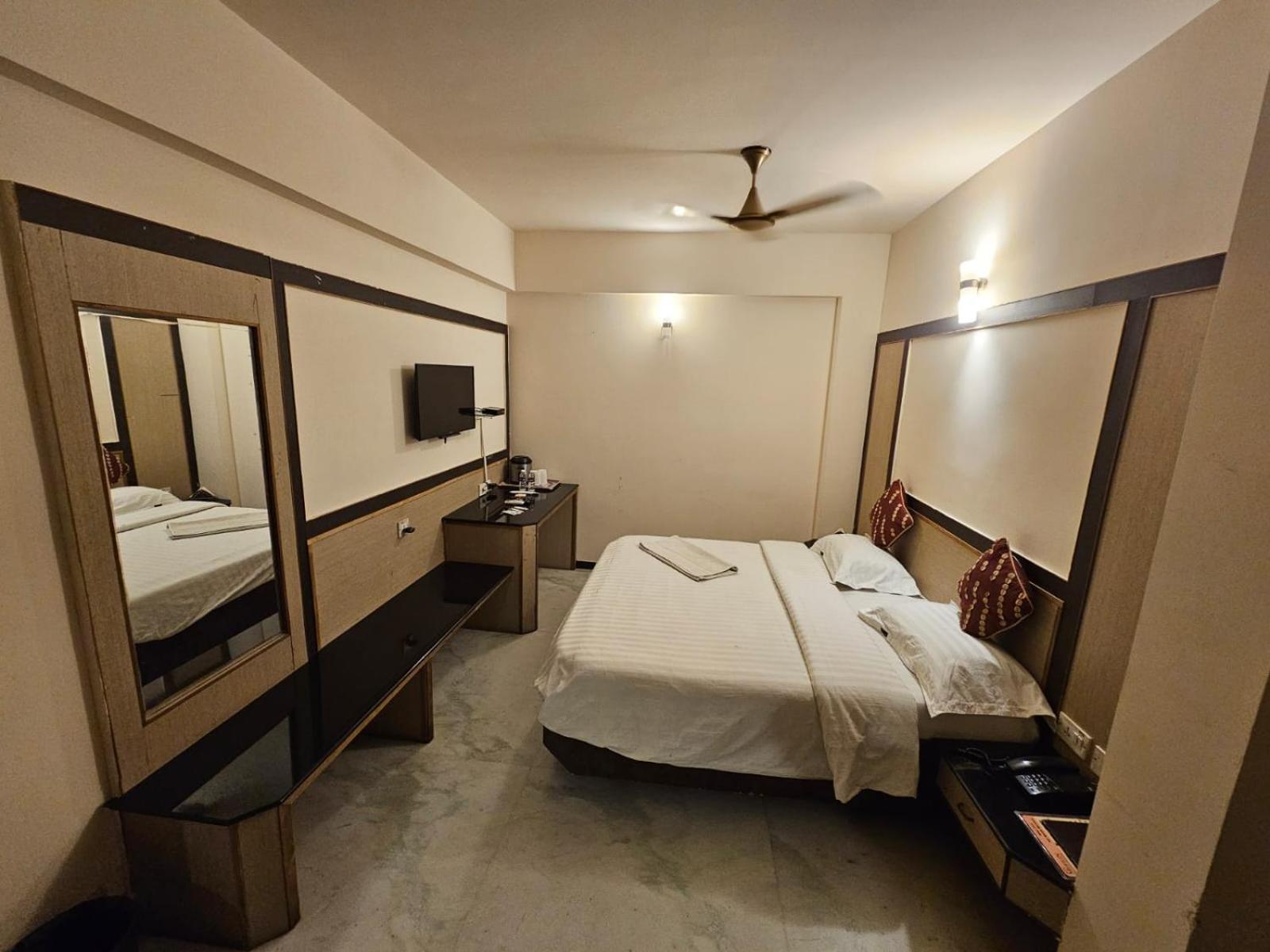 Hotel Merilin Erode Esterno foto